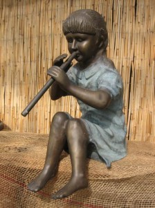 Harasimowicz ogrody - Figura z brązu - dziewczynka z  fletem